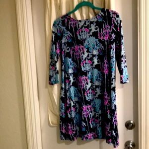 Beautiful Lilly Pulitzer dress. Mid length arms
